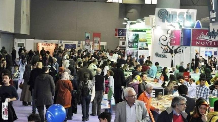 Cnr Kitap Fuarı&rsquo;nı Hafta Sonunda 54 Bin Kitapsever Ziyaret Etti