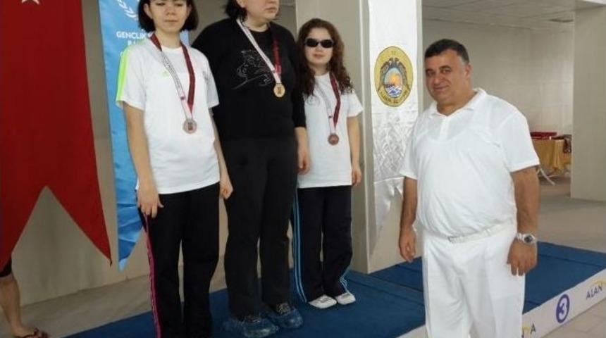 Buges Y&uuml;zmede 22 Madalya Kazanarak Fark Attı