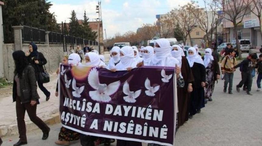 Nusaybin'de Kadınlar, İ&ccedil; G&uuml;venlik Paketi'ni Protesto Etti