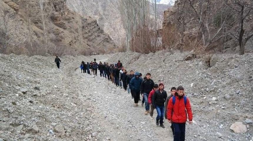 Yurtta Kalan &Ouml;ğrencilere Dağcılık Tanıtıldı