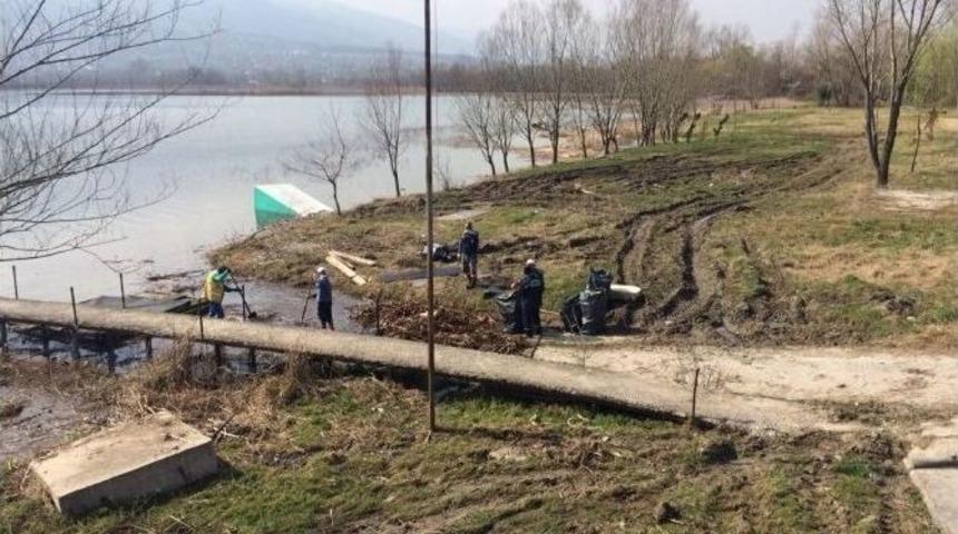 Sapanca G&ouml;l&uuml; Kıyısında Temizlik Yapıldı