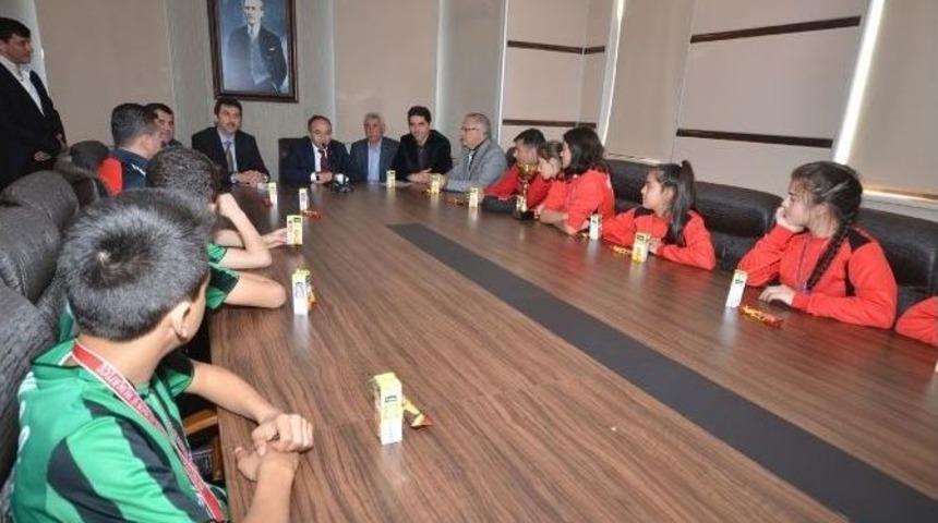 Başkan &Uuml;z&uuml;lmez, Başarılı &Ouml;ğrencileri &Ouml;d&uuml;llendirdi