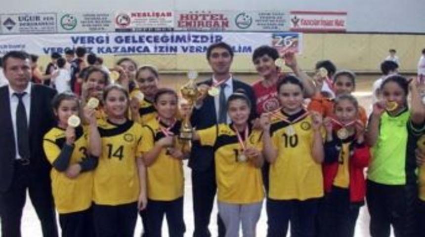 Hentbolde Kazanan Yine Karapınar Abdullah G&uuml;pg&uuml;poğlu Ortaokulu Oldu