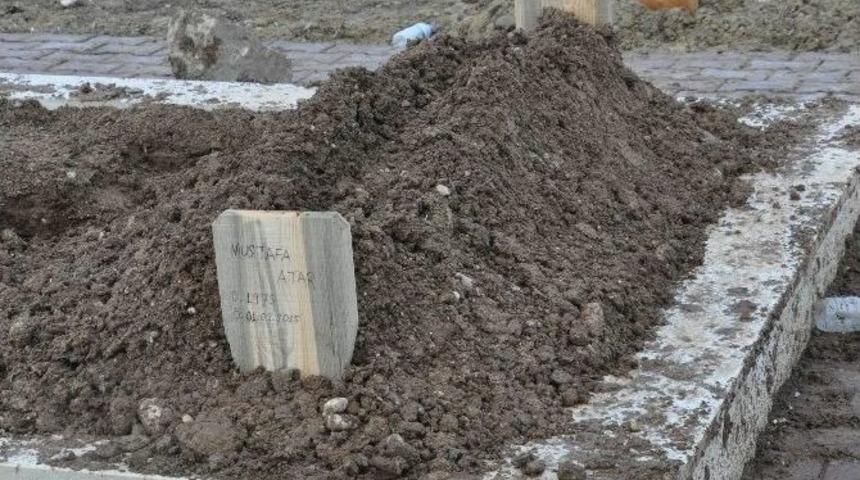 Domuz Gribinden &Ouml;len İş Adamının Mezarında Sessizlik Hakim