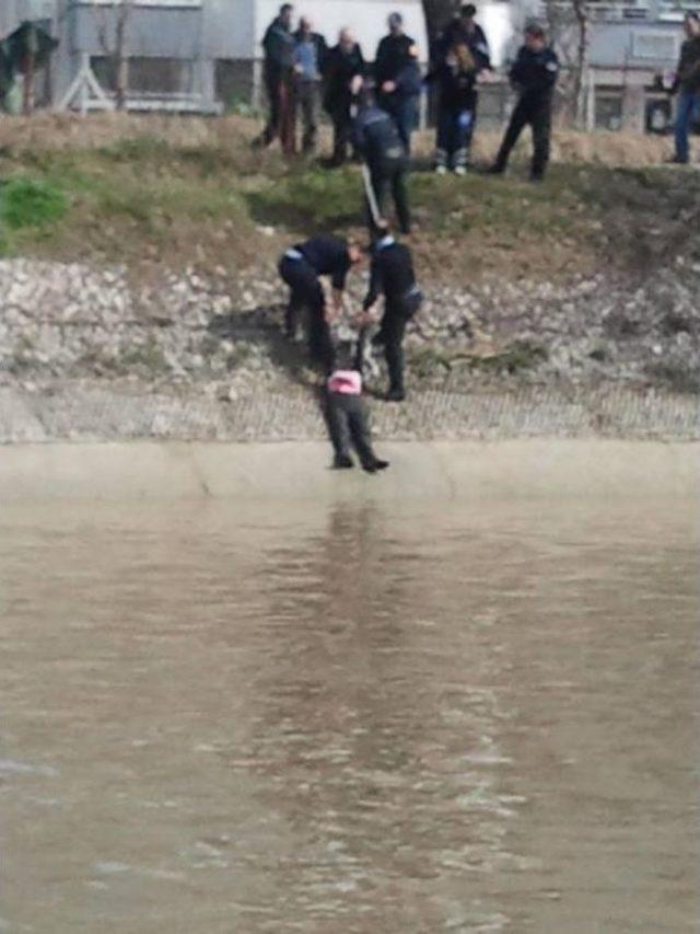 Porsuk Çayı'nda Cesedi Bulunan Kadının Cenazesi Sarıkamış'a Götürüldü