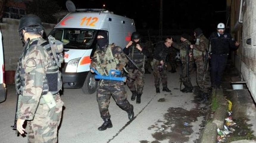 Eşi, &Ccedil;ocukları Ve Arkadaşını Rehin Alıp Bı&ccedil;akla Yaraladı