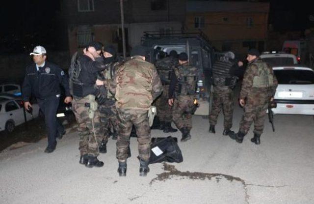 Eşi, &Ccedil;ocukları Ve Arkadaşını Rehin Alıp Bı&ccedil;akla Yaraladı 3