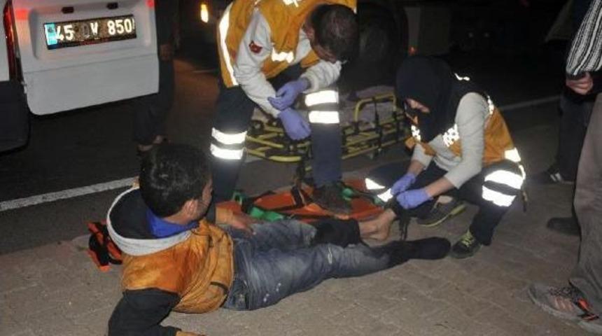 Motosiklet Orta Ref&uuml;je &Ccedil;arptı: 2 Yaralı