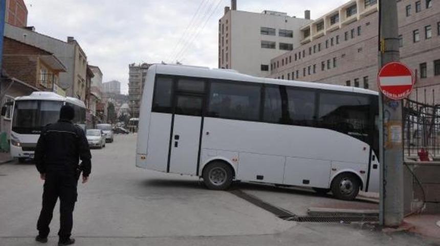 Eskişehir'de 'usuls&uuml;z Dinleme' Operasyonunda G&ouml;zaltına Alınan 20 Polis Adliyeye Sevk Edildi
