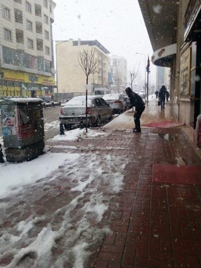 Van’da Lapa Lapa Kar Yağışı