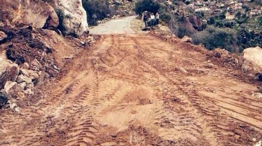 Yolu Kapatan Kaya Belediye Ekipleri Tarafından Kaldırıldı