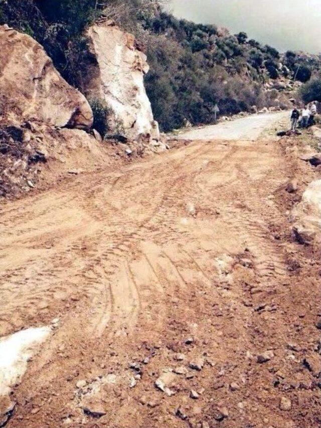 Yolu Kapatan Kaya Belediye Ekipleri Tarafından Kaldırıldı