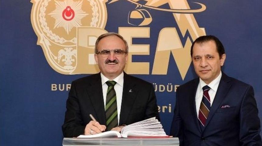 Bursa Valisi M&uuml;nir Karaloğlu&rsquo;ndan Emniyet M&uuml;d&uuml;r&uuml;ne Selami Yıldız&rsquo;a Ziyaret