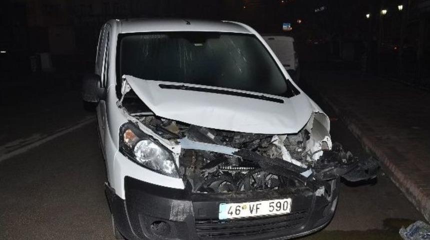 Otomobil Kamyonete &Ccedil;arptı: 3 Yaralı