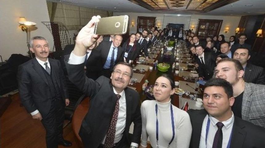 Başkan G&ouml;k&ccedil;ek&rsquo;in &Ouml;ğrencilerle Selfie &Ccedil;ekti