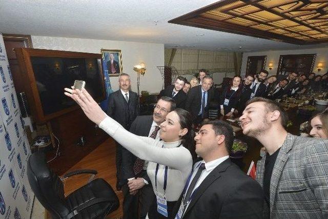 Başkan Gökçek’in Öğrencilerle Selfie Çekti