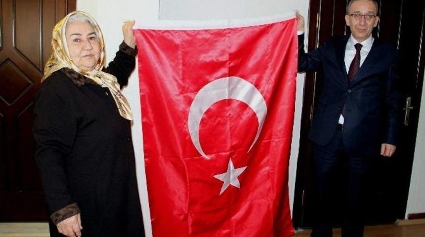 &ldquo;bayrak Ana&rdquo; Mersin&rsquo;den Samsun&rsquo;a Bayrak Getirdi