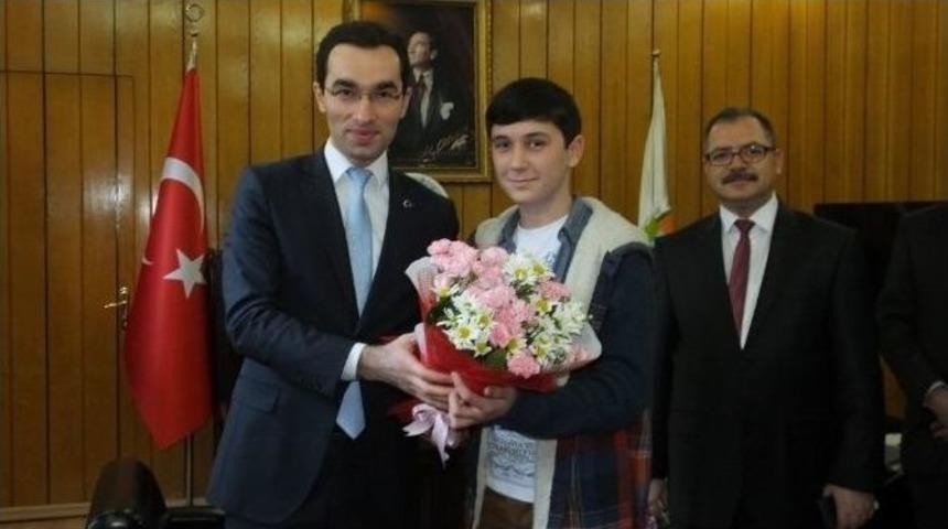 Şampiyonluk Kupasını Kaymakama G&ouml;t&uuml;rd&uuml;ler