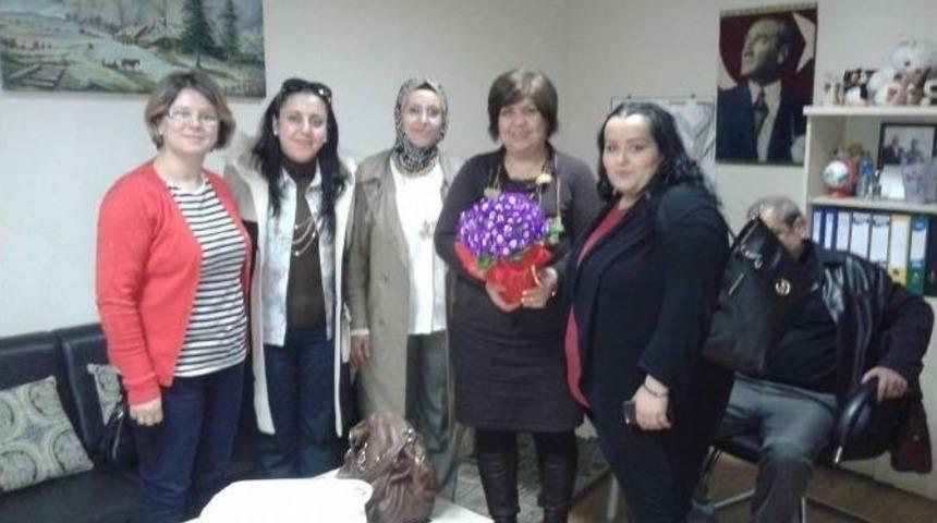 Ak Parti Urla İl&ccedil;e Kadın Kollarından Kızılay&rsquo;a Ziyaret