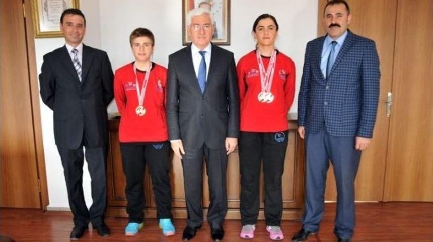 Vali Koca, Şampiyon Bisiklet&ccedil;ileri &Ouml;d&uuml;llendirdi