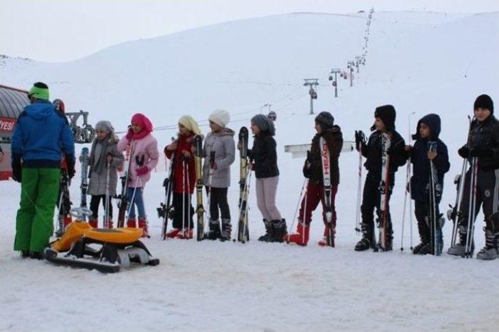 Başarı Öğrenciler Uçhisar’dan Erciyes’e Gelerek Kayak Eğitimi Alıyor