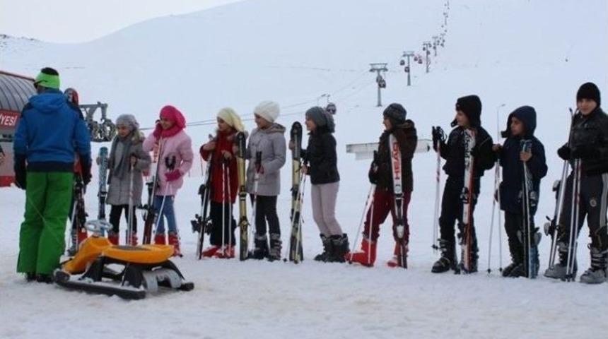 Başarı &Ouml;ğrenciler U&ccedil;hisar&rsquo;dan Erciyes&rsquo;e Gelerek Kayak Eğitimi Alıyor