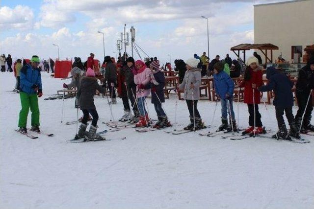 Başarı Öğrenciler Uçhisar’dan Erciyes’e Gelerek Kayak Eğitimi Alıyor