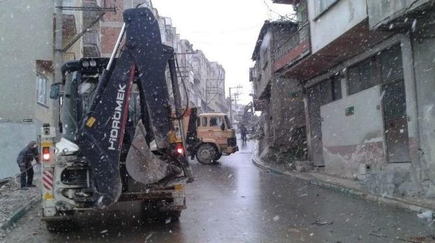 Gemlik&rsquo;te 9 Metruk Bina Yıkıldı