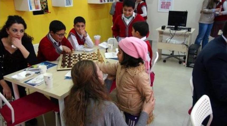 &Ouml;zgecan'ın Memleketindeki Okula '&ouml;zgecan K&uuml;t&uuml;phanesi' Kurdular