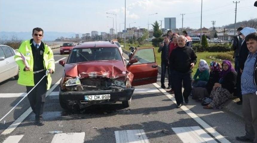 Işıkta Duran Otomobile Arkadan &Ccedil;arptı: 4 Yaralı