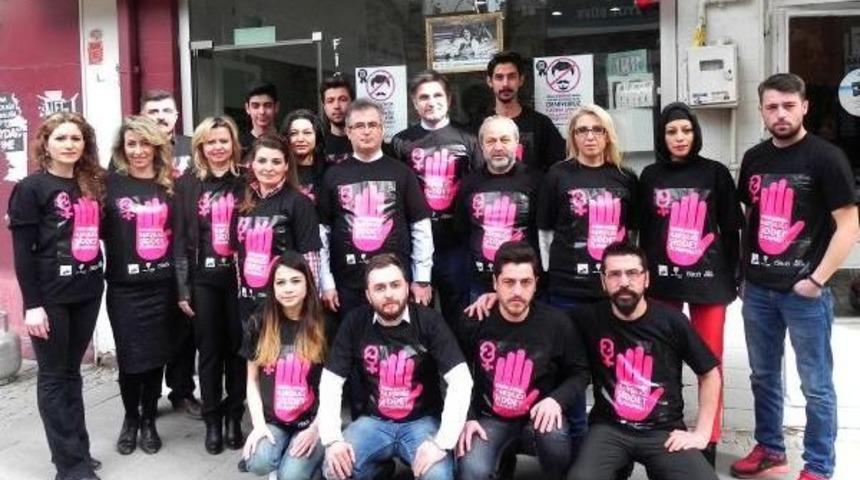 Kuaf&ouml;rler, Kadına Y&ouml;nelik Şiddete Tepki I&ccedil;in Siyah Tiş&ouml;rt Giydi