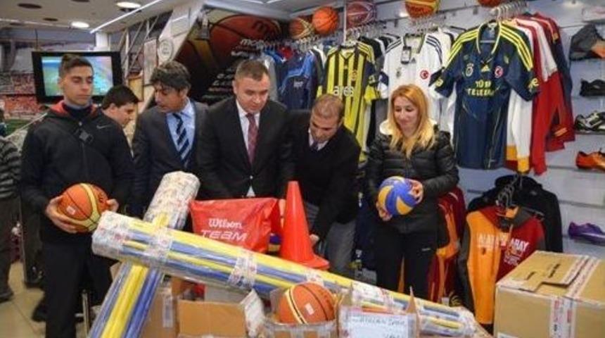 Tuşba Kaymakamlığından Okul Takımlarına Spor Malzemesi Yardımı