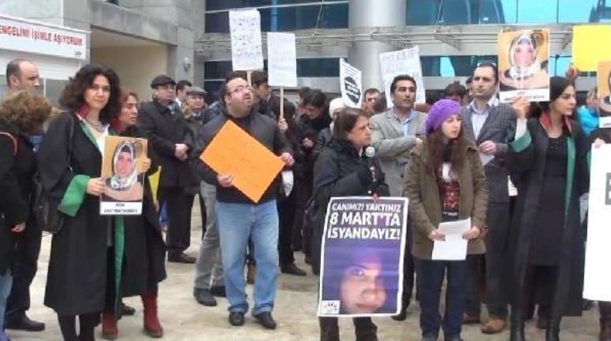 Kadın Cinayeti Davası &Ouml;ncesi Adliye &Ouml;n&uuml;nde Eylem