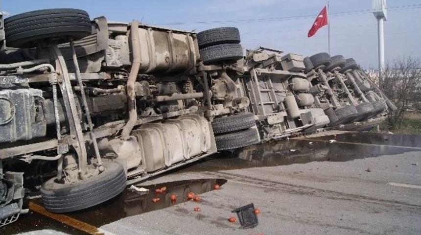 Merzifon&rsquo;da Domates Y&uuml;kl&uuml; Tır Yola Devrildi: 1 Yaralı