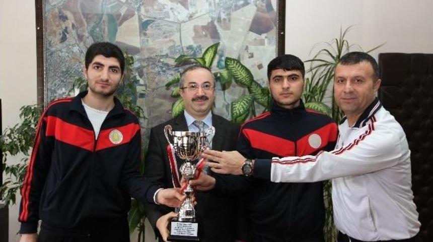 Diyarbakır D&uuml; &Ouml;ğrencileri Dostane Ve D&uuml;r&uuml;st Oyun &Ouml;d&uuml;l&uuml;ne Layık G&ouml;r&uuml;ld&uuml;