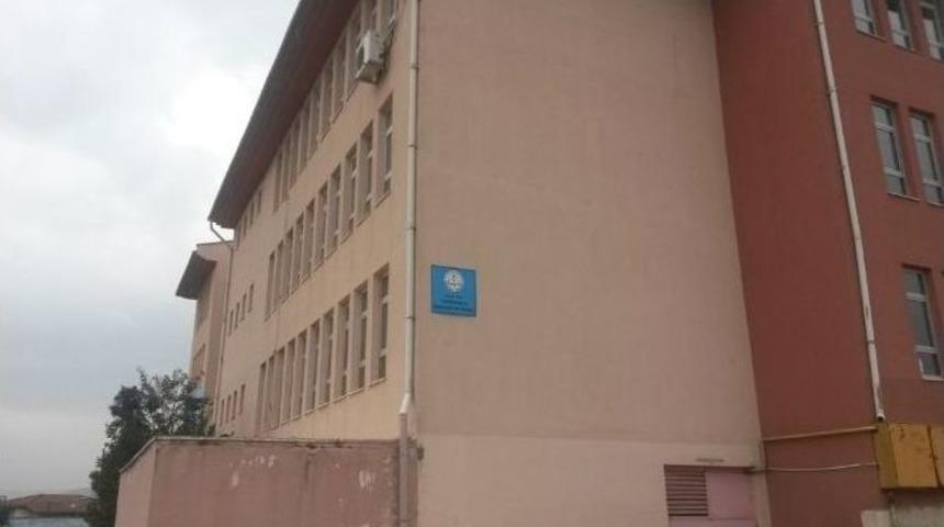 Okulda Bı&ccedil;aklı Kavga: 1 Yaralı