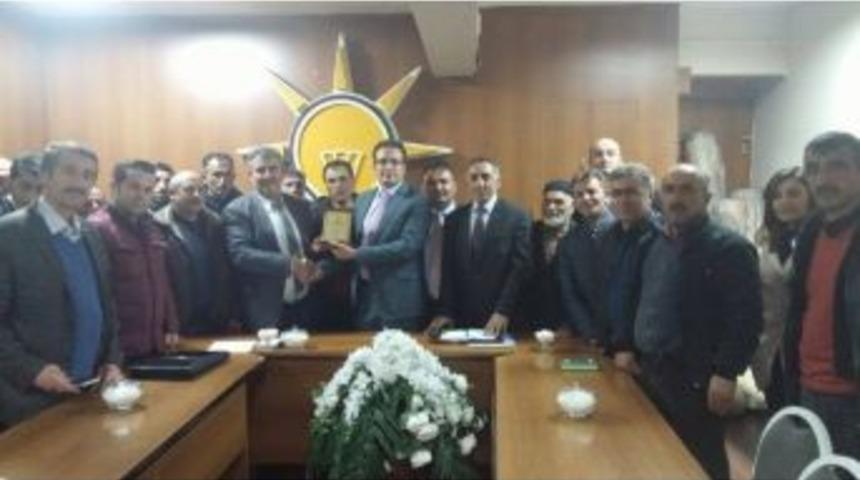 Ak Parti Paland&ouml;ken İl&ccedil;e Başkanı Haktan &Ouml;meroğlu&rsquo;na Mahalle Teşkilatlarından Plaket