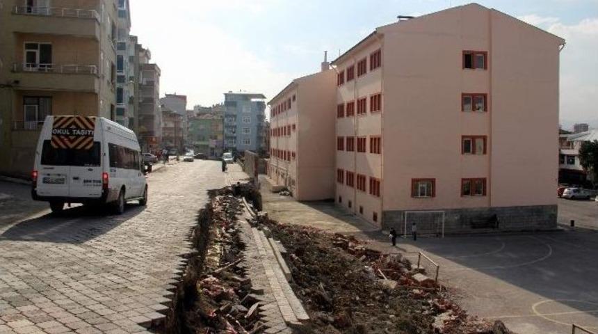 &Ccedil;&ouml;ken İstinat Duvarı &Ouml;ğrencileri Tedirgin Ediyor