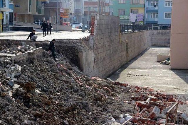 &Ccedil;&ouml;ken İstinat Duvarı &Ouml;ğrencileri Tedirgin Ediyor 1