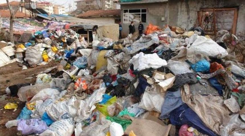 K&ouml;t&uuml; Kokan Evden 4 Kamyon &Ccedil;&ouml;p &Ccedil;ıktı