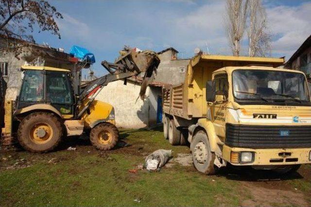 Kötü Kokan Evden 4 Kamyon Çöp Çıktı