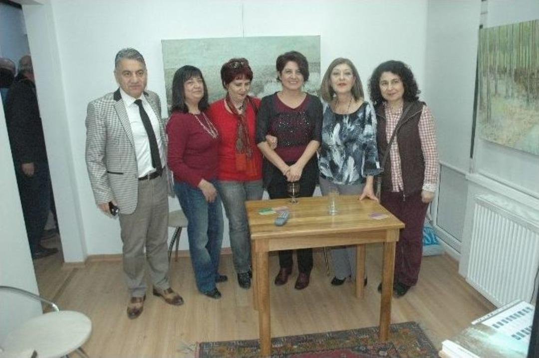 Ressam Aslan&rsquo;ın &lsquo;yolları &Ccedil;atallanan Bah&ccedil;e&rsquo; Sergisi A&ccedil;ıldı