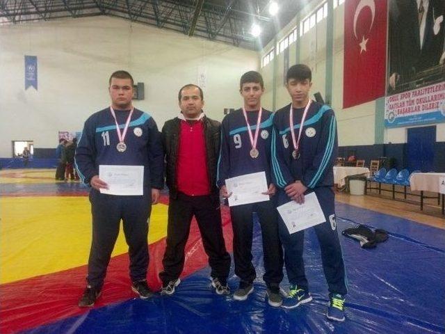 Erenler Güreş Spor Kulübünden Öztürk’e Teşekkür Ziyareti