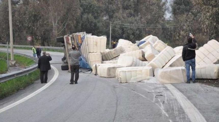 Pamuk Y&uuml;kl&uuml; Tır Devrildi