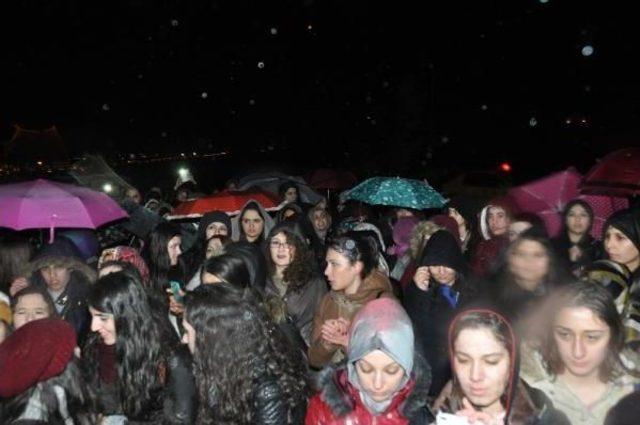 Öğrenciler, Yurt Yolundaki Tacizi Yürüyüşle Protesto Etti