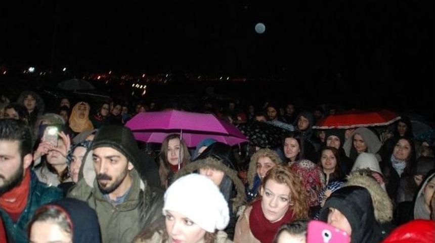 &Ouml;ğrencilerden Taciz Protestosu