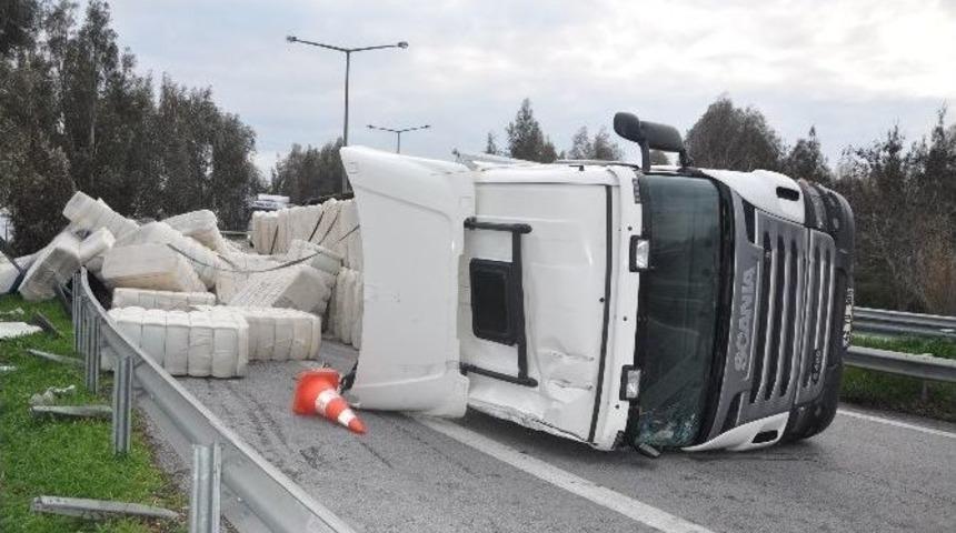 Aydın&rsquo;da Pamuk Y&uuml;kl&uuml; Tır Devrildi