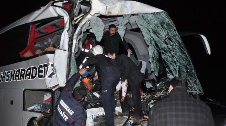 Otob&uuml;s, Tuğla Y&uuml;kl&uuml; Kamyona Arkadan &Ccedil;arptı: 2 &Ouml;l&uuml;, 13 Yaralı