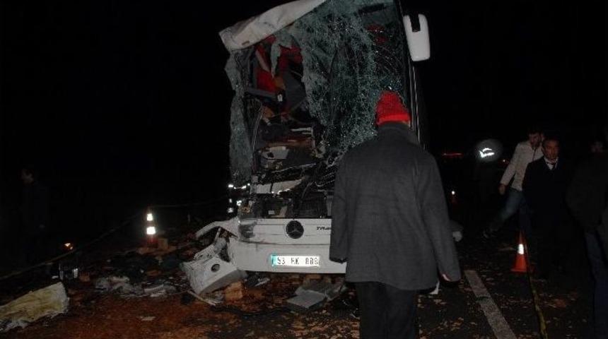 Kırıkkale&rsquo;de Otob&uuml;sle Kamyon &Ccedil;arpıştı 2 &Ouml;l&uuml;, 13 Yaralı