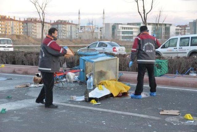 Simit Satmaya Giderken Otomobilin Çarpması Sonucu Öldü